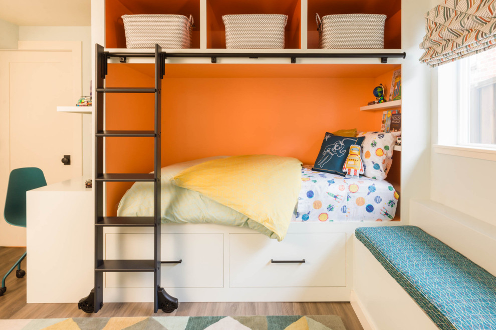 Modelo de dormitorio infantil contemporáneo de tamaño medio con paredes beige y suelo de madera oscura