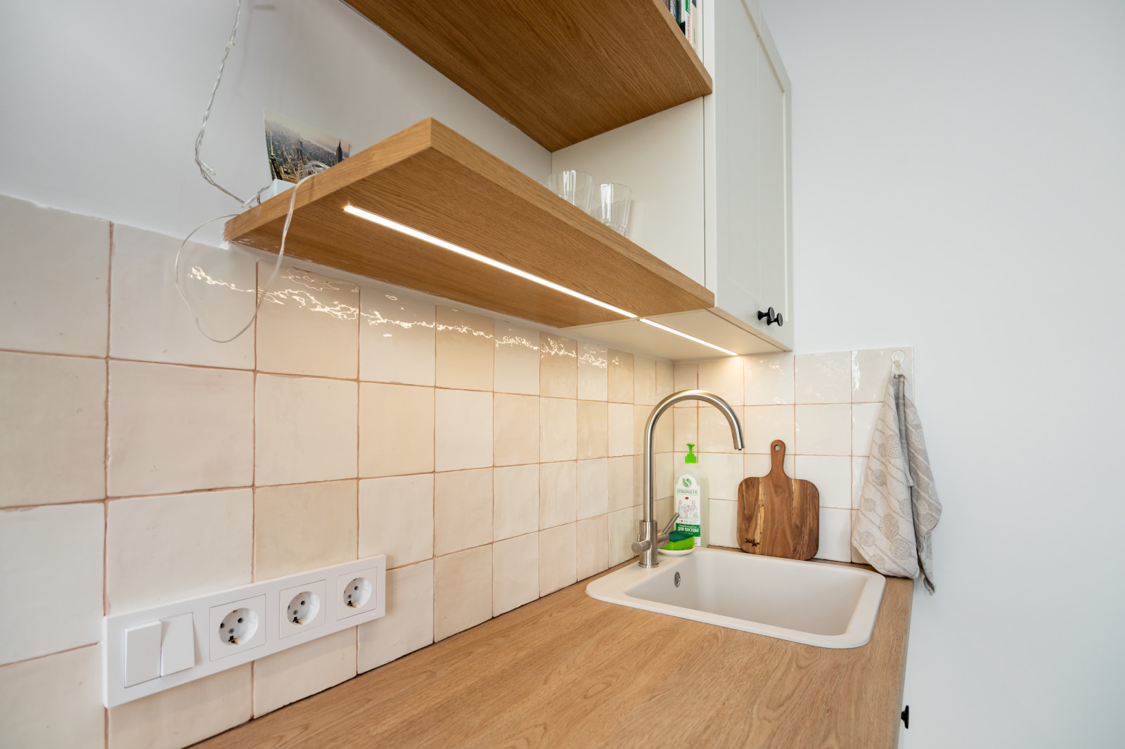 Светлая кухня в стиле скандинавский минимализм с деревянными элементами