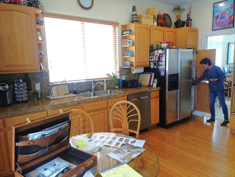 Kitchen - large transitional u-shaped vinyl floor and brown floor kitchen idea with an undermount sink, shaker cabinets, medium tone wood cabinets, quartzite countertops, beige backsplash, porcelain backsplash, stainless steel appliances, an island and beige countertops