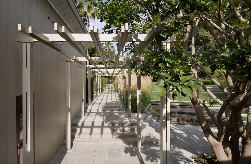 This is an example of a contemporary patio in Los Angeles.