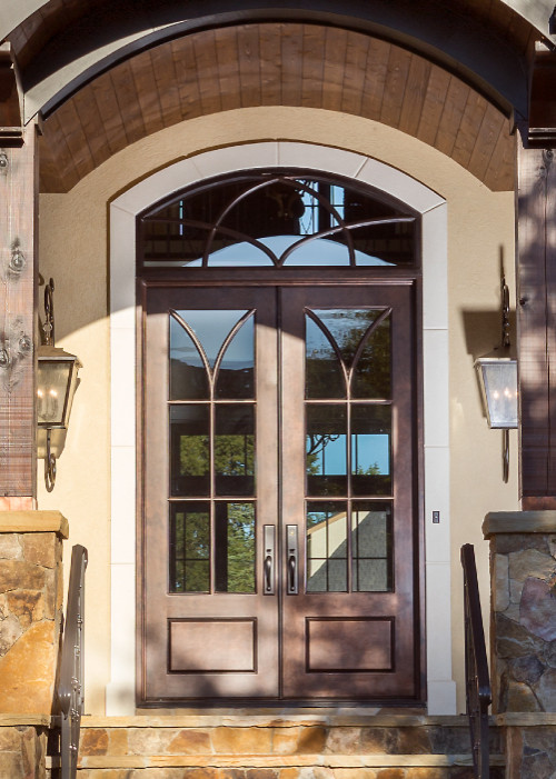 Свежая идея для дизайна: большая входная дверь в стиле кантри с бежевыми стенами, двустворчатой входной дверью и коричневой входной дверью - отличное фото интерьера