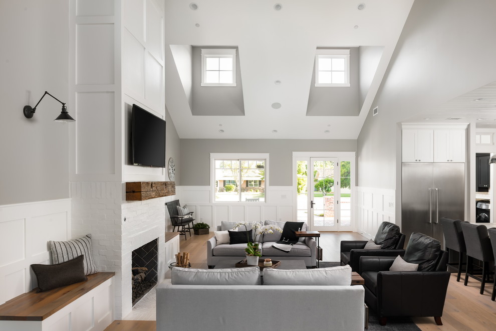 Transitional home design photo in Phoenix