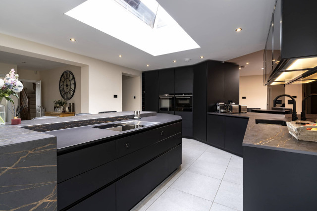 Dramatic black handleless kitchen modern-koek