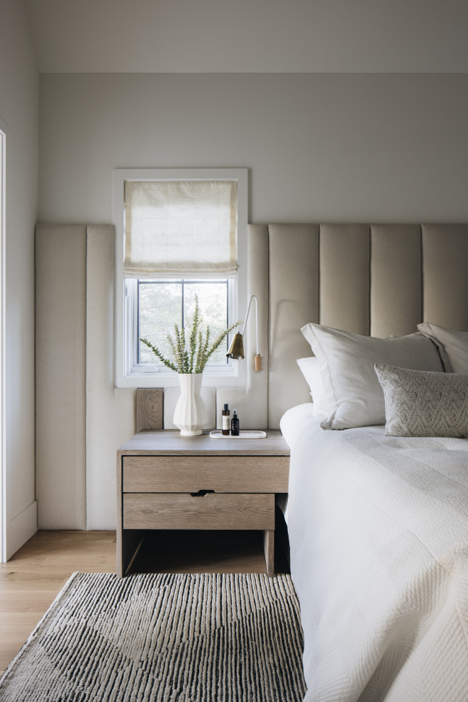 Bedroom - modern bedroom idea in Chicago