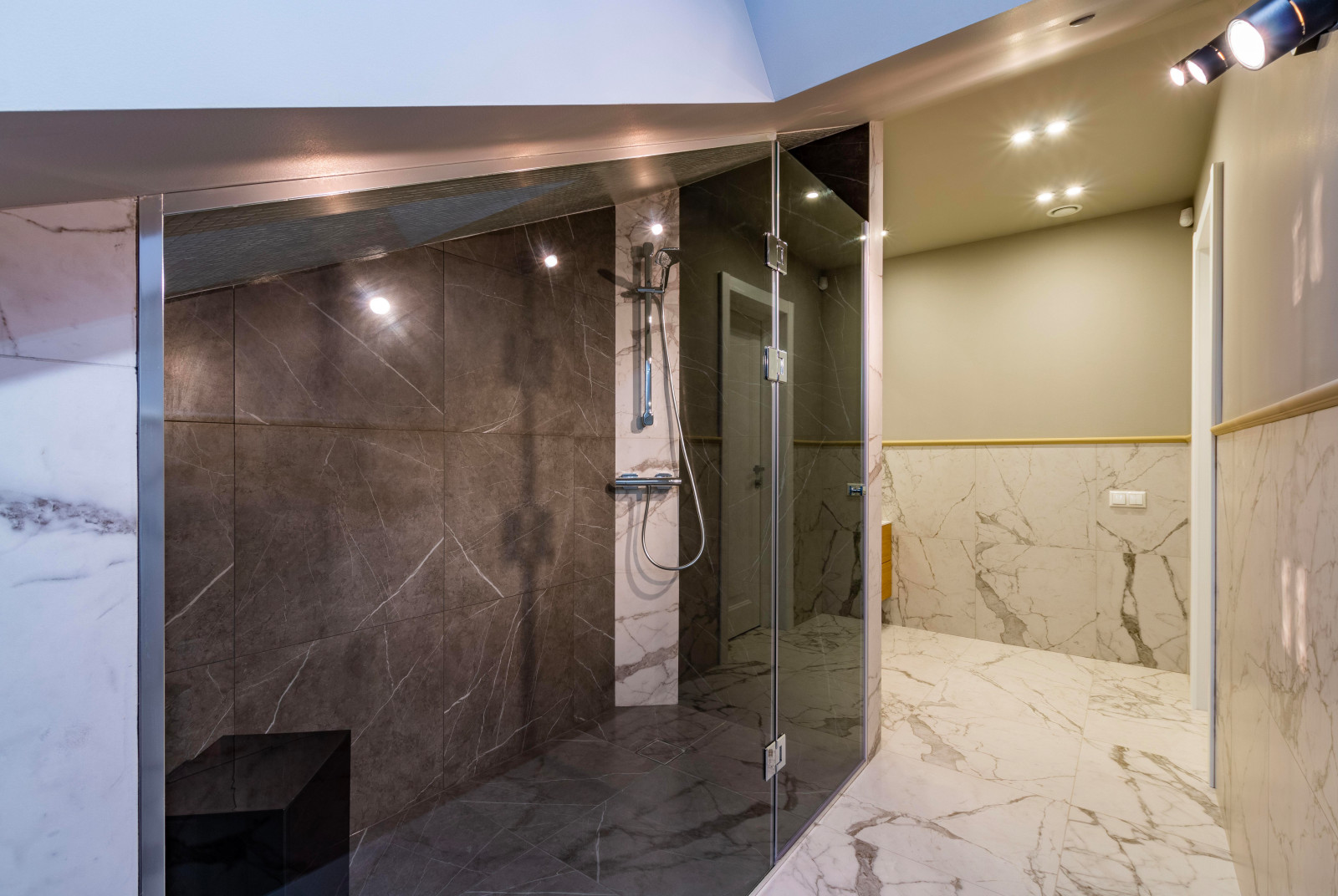 Гостевая спальня с личным санузлом.