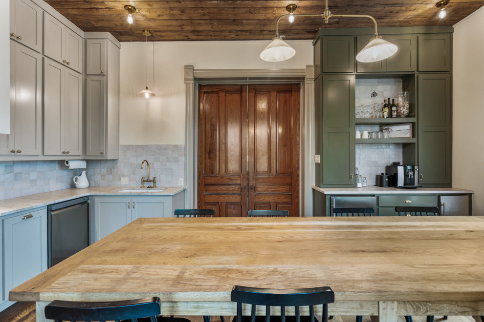 Esempio di una grande cucina rustica con lavello sottopiano, ante in stile shaker, ante verdi, top in quarzo composito, paraspruzzi beige, paraspruzzi con piastrelle in ceramica, elettrodomestici in acciaio inossidabile, parquet scuro, pavimento marrone, top beige e soffitto in perlinato