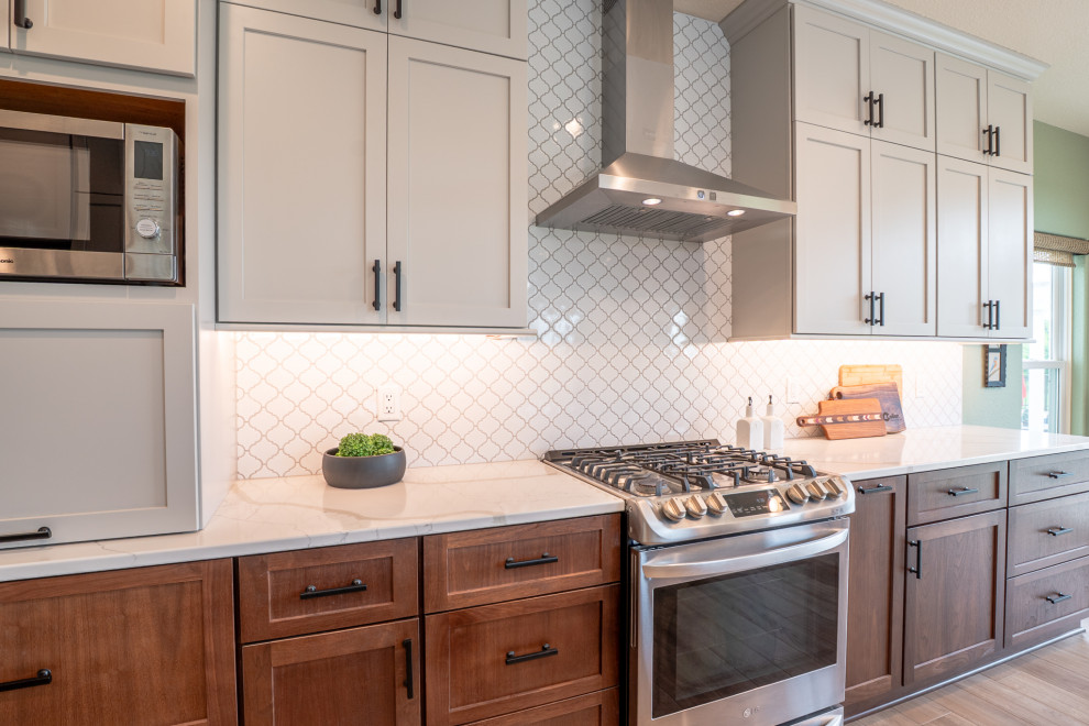Kitchen - transitional kitchen idea in Milwaukee