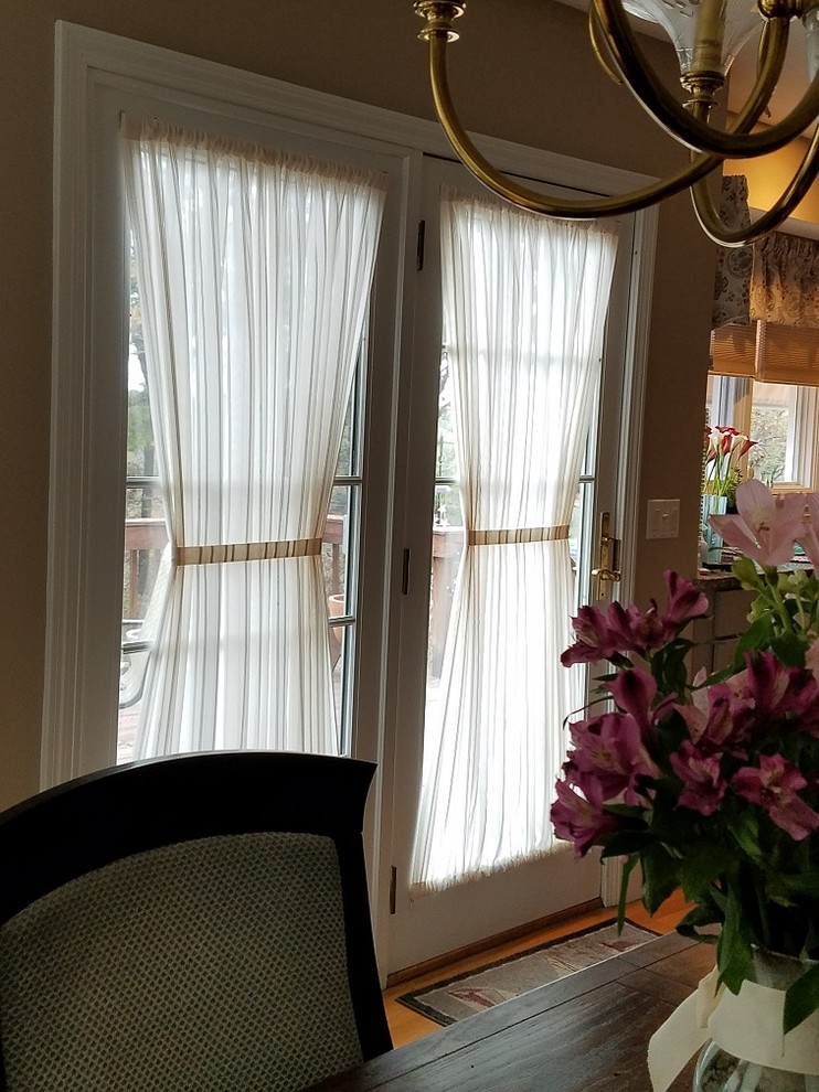 Example of an eclectic home design design in Boston