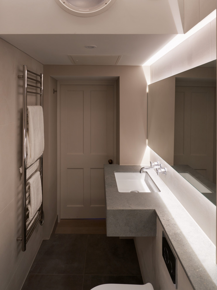Стильный дизайн: маленькая детская ванная комната: освещение в современном стиле с японской ванной, инсталляцией и тумбой под одну раковину для на участке и в саду - последний тренд