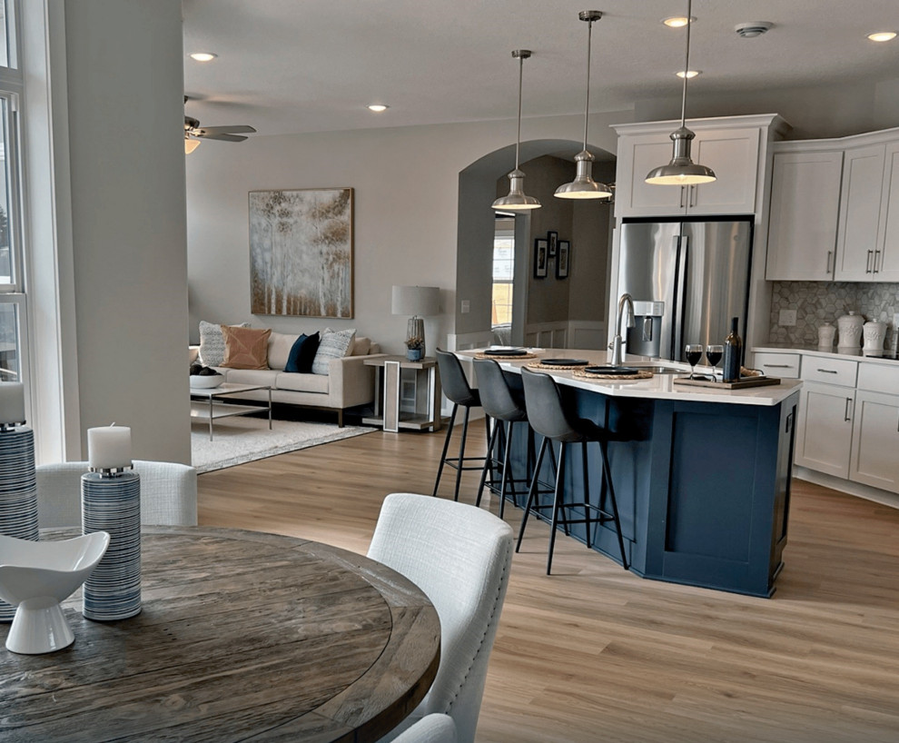 Small vinyl floor kitchen photo