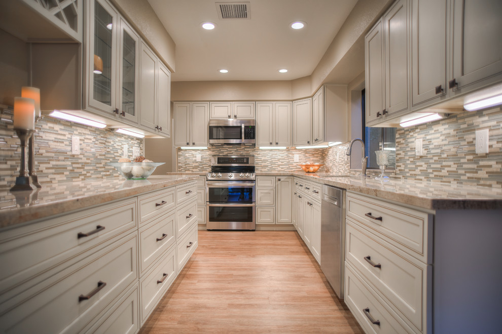 Kitchen - transitional kitchen idea in Phoenix