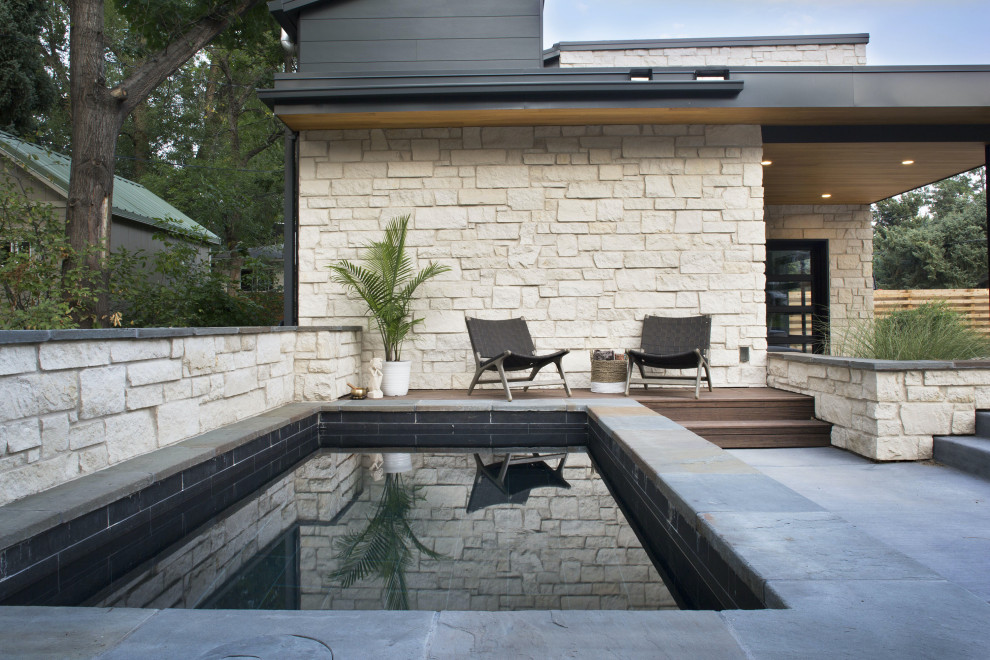 Foto di una piccola piscina naturale chic rettangolare in cortile con una vasca idromassaggio e cemento stampato