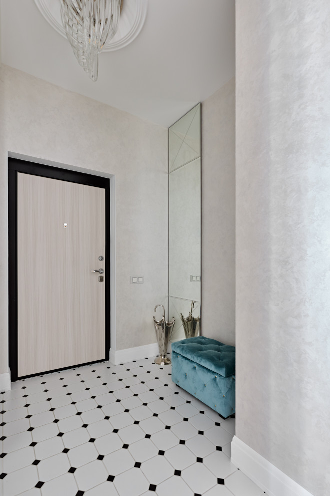Пример оригинального дизайна: узкий коридор среднего размера в стиле неоклассика (современная классика) с бежевыми стенами, полом из керамической плитки, белым полом, многоуровневым потолком и обоями на стенах