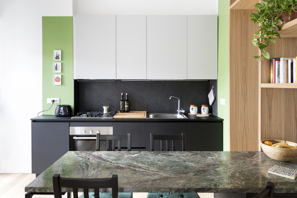 This is an example of a contemporary kitchen in Rome.