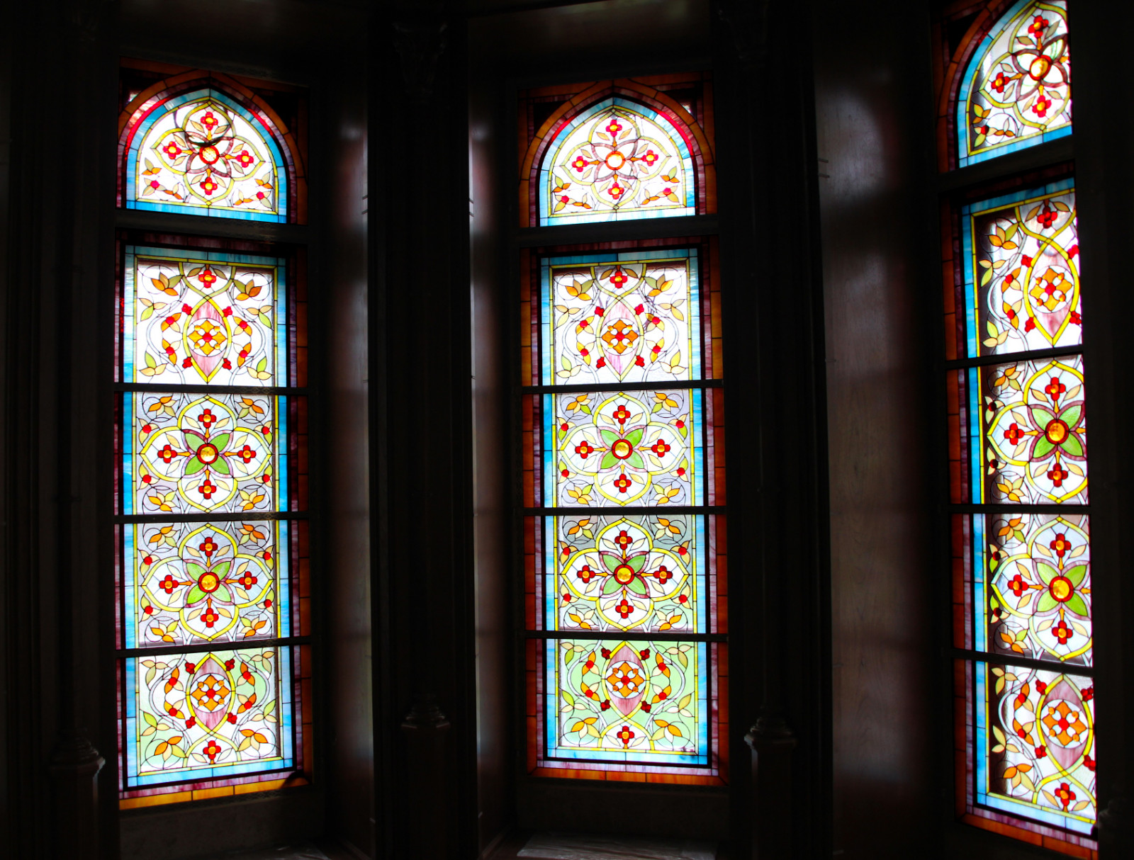 Витражи в столовой загородного дома