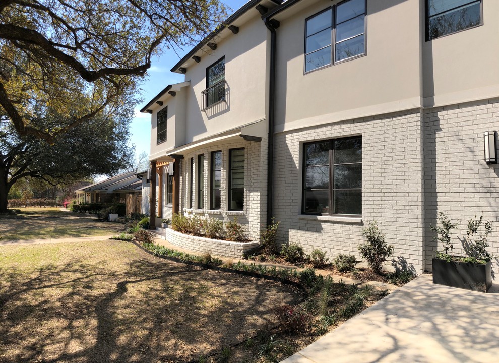Home design - transitional home design idea in Dallas