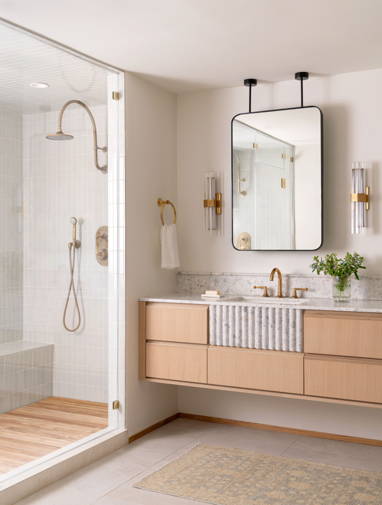 Идея дизайна: главная ванная комната в стиле неоклассика (современная классика) с светлыми деревянными фасадами, отдельно стоящей ванной, белыми стенами, врезной раковиной, нишей, тумбой под две раковины и подвесной тумбой