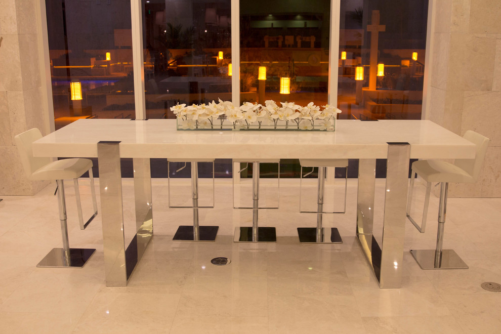 Dining room - modern dining room idea in Miami