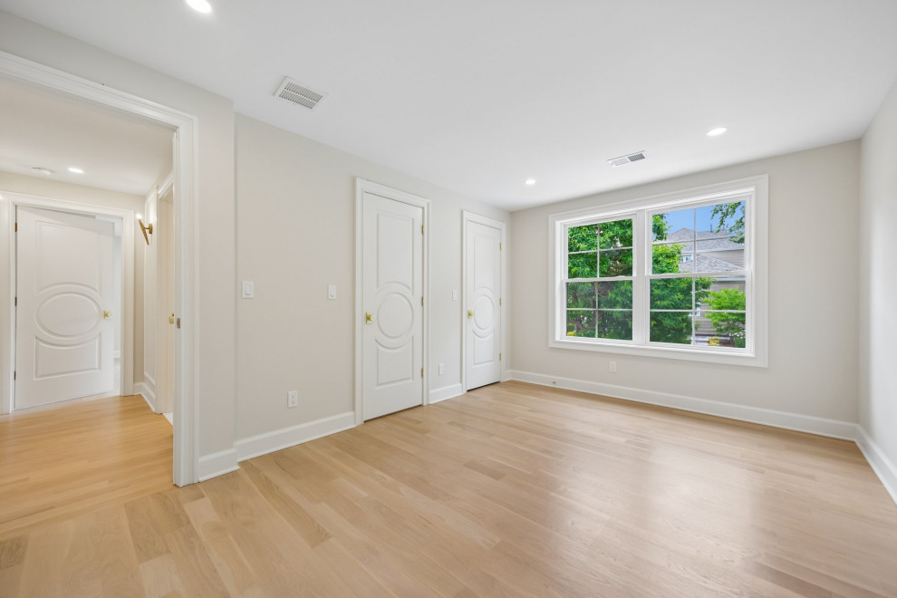 Bedroom with Closets & Ensuite Access in Teaneck, NJ