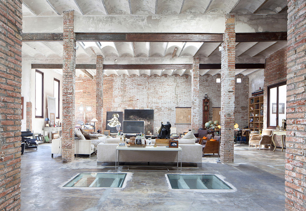 This is an example of an industrial living room in Florence.