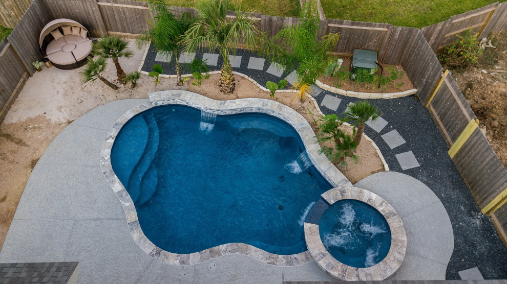 Cette image montre un piscine avec aménagement paysager arrière ethnique de taille moyenne et sur mesure avec une terrasse en bois.