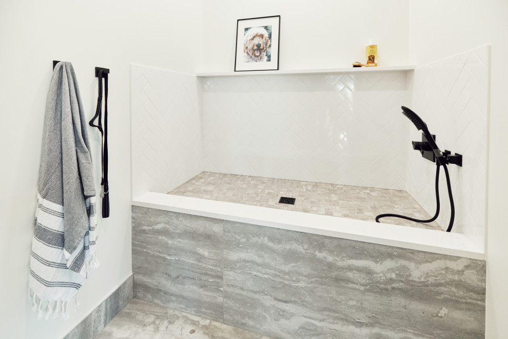 Bild på ett funkis vit vitt badrum för barn, med en öppen dusch, grå kakel och med dusch som är öppen