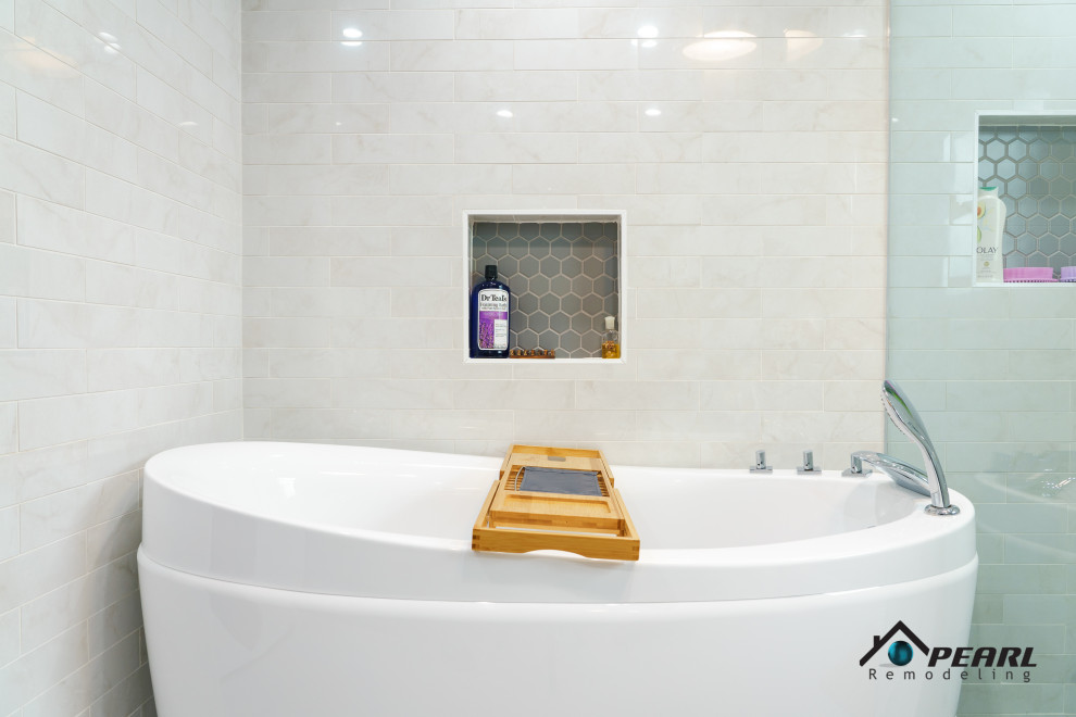 Стильный дизайн: большая главная ванная комната в стиле модернизм с фасадами в стиле шейкер, зелеными фасадами, отдельно стоящей ванной, угловым душем, раздельным унитазом, бежевой плиткой, мраморной плиткой, бежевыми стенами, полом из керамической плитки, накладной раковиной, мраморной столешницей, белым полом, душем с распашными дверями, белой столешницей, нишей, тумбой под две раковины и встроенной тумбой - последний тренд