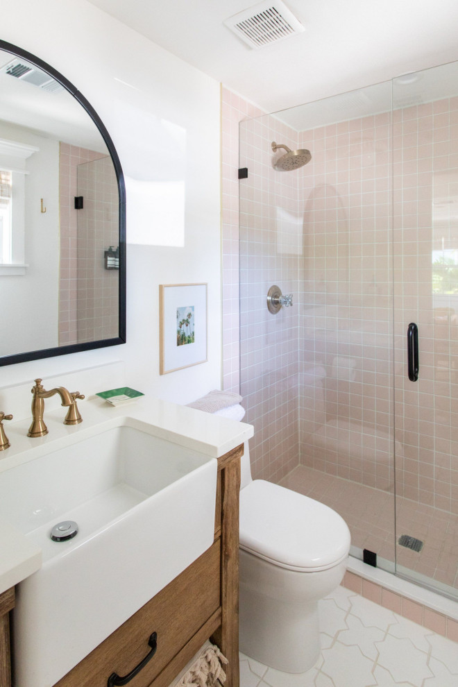 Réalisation d'une salle de bain marine avec un espace douche bain, un mur rose, un sol en carrelage de céramique, un sol blanc et une cabine de douche à porte battante.