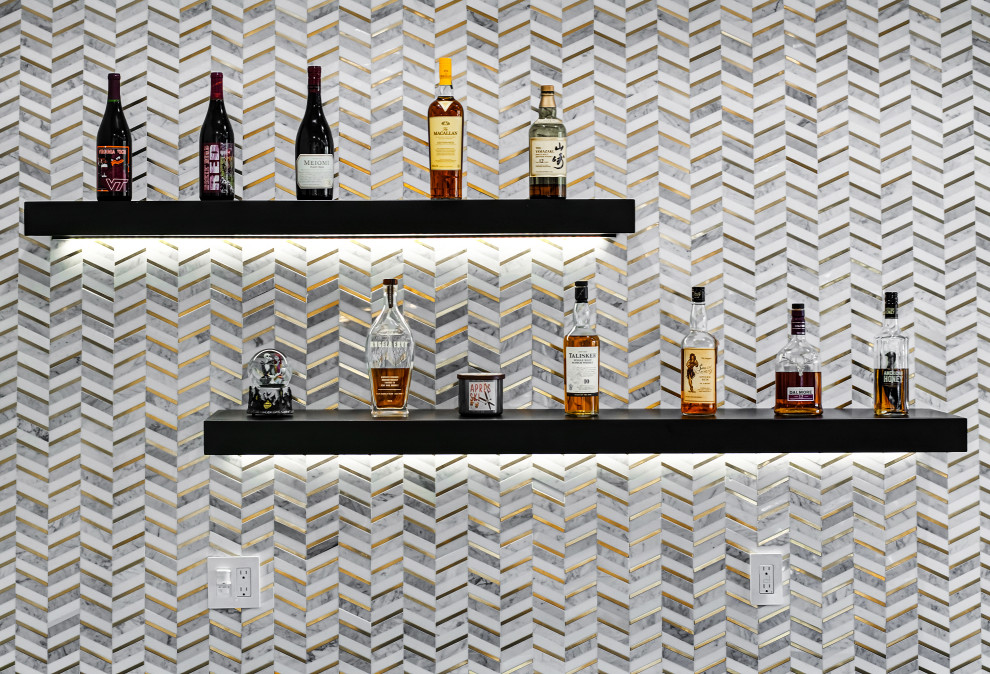 Small contemporary single-wall home bar in Miami with a drop-in sink, shaker cabinets, black cabinets, quartzite benchtops, multi-coloured splashback, glass tile splashback and black benchtop.