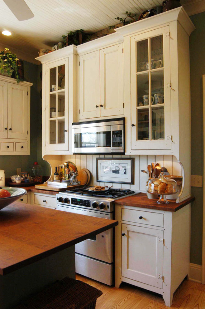 Elegant home design photo in Cincinnati