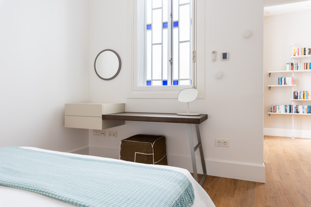 マラガにある中くらいなコンテンポラリースタイルのおしゃれな客用寝室 (白い壁、無垢フローリング、茶色い床、壁紙)