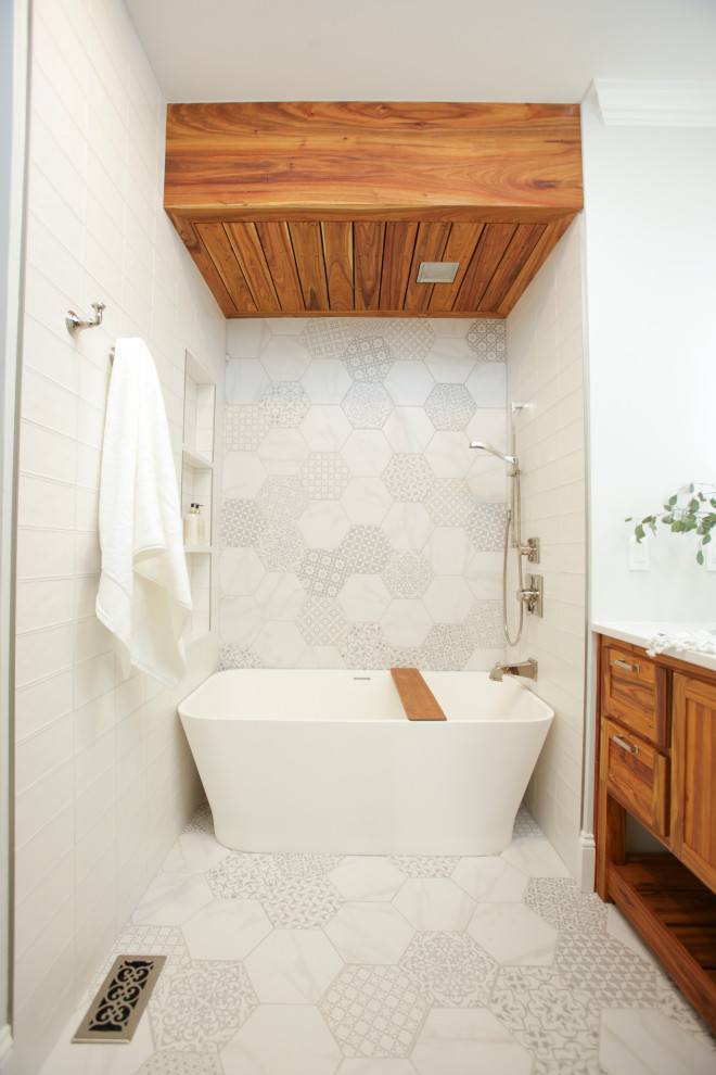 Klassisches Kinderbad mit freistehender Badewanne, weißer Wandfarbe, eingebautem Waschtisch und Holzdecke in Kansas City