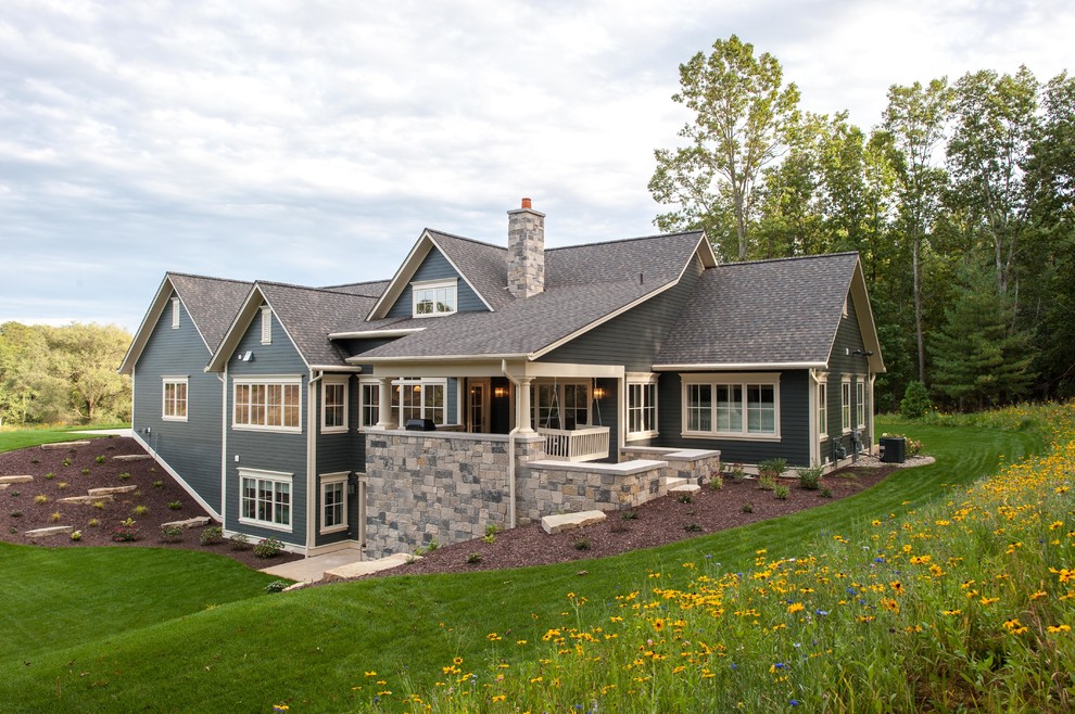 Example of a transitional home design design in Grand Rapids