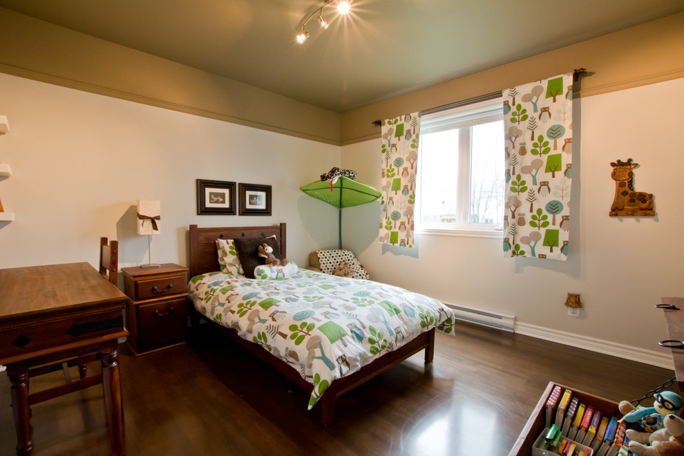 Design ideas for a small transitional kids' room for boys in Montreal.