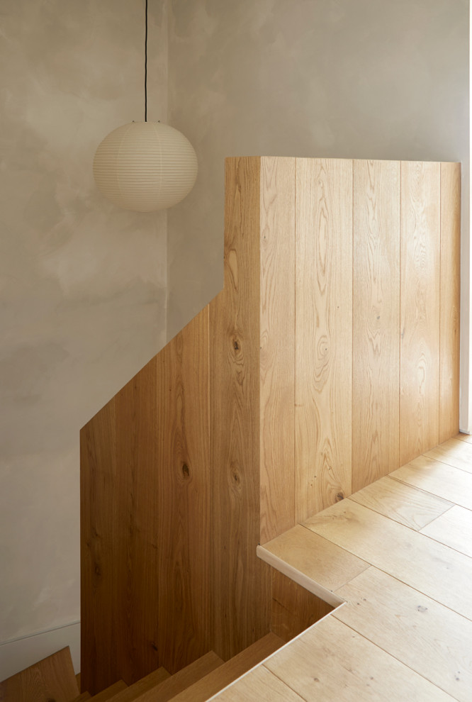 Идея дизайна: маленькая п-образная деревянная лестница в восточном стиле с деревянными ступенями для на участке и в саду