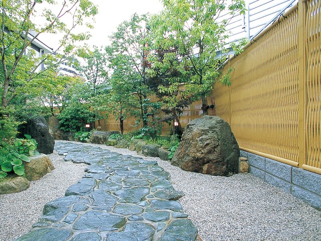 坪庭　室内庭園　庭　青竹　竹　竹垣　砂利　和風庭園　庭園　 狭小地でも和の風情が楽しめる坪庭