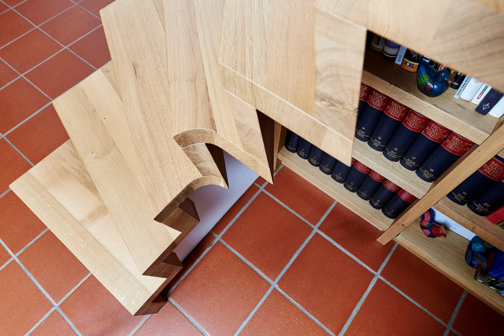 Лестница с Z-образным подступенком и книжным шкафом