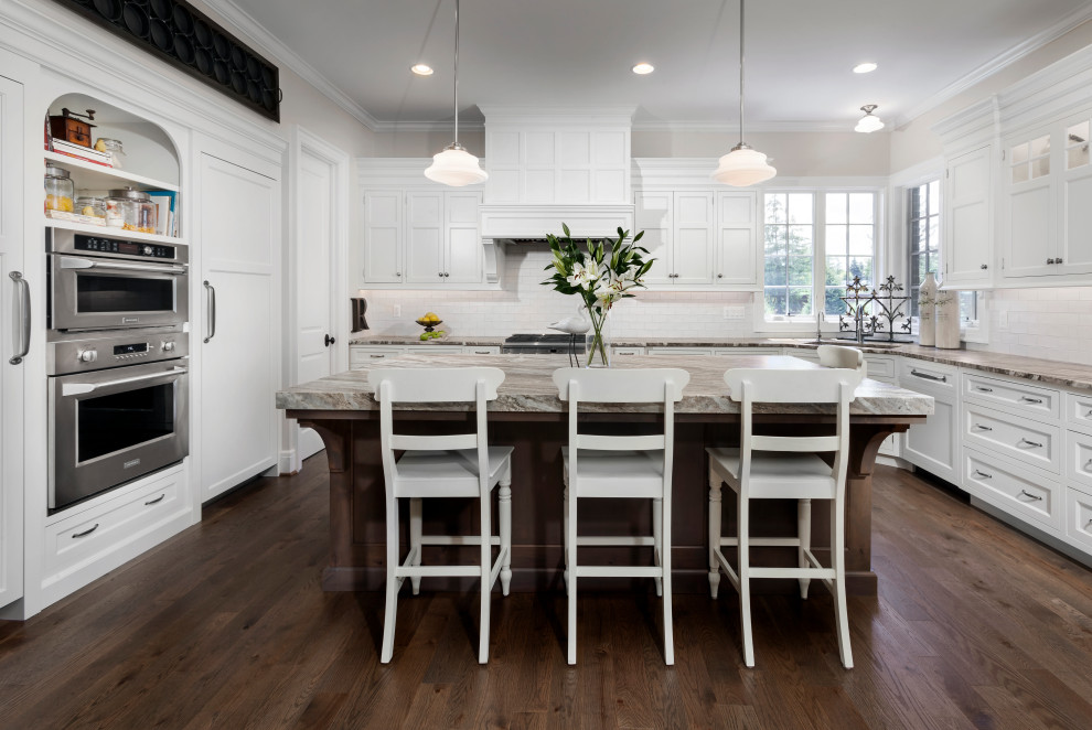 Example of a transitional kitchen design in Detroit
