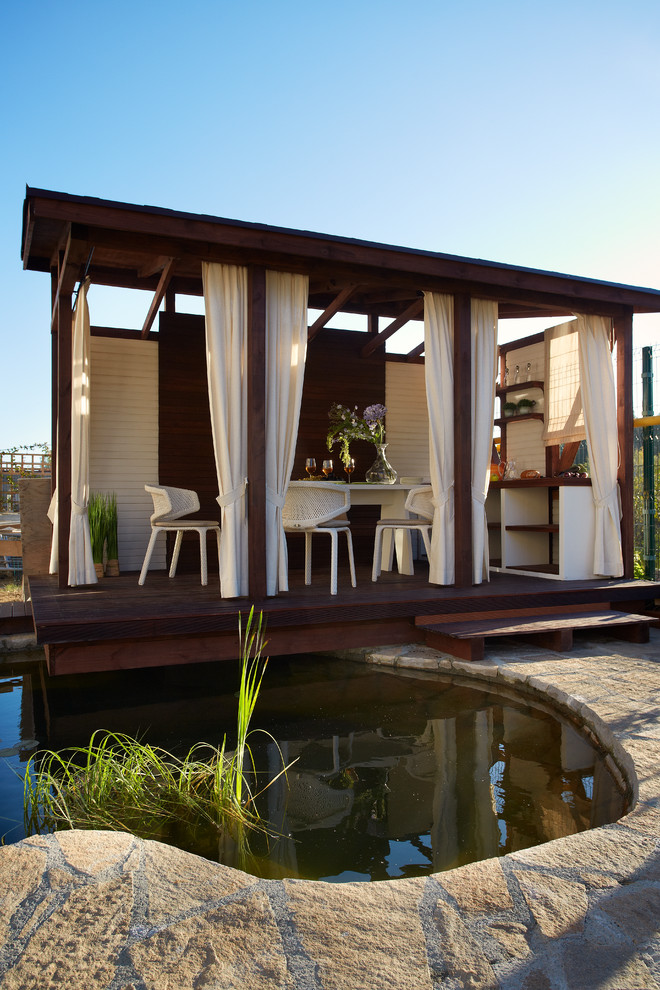 Беседка над прудом