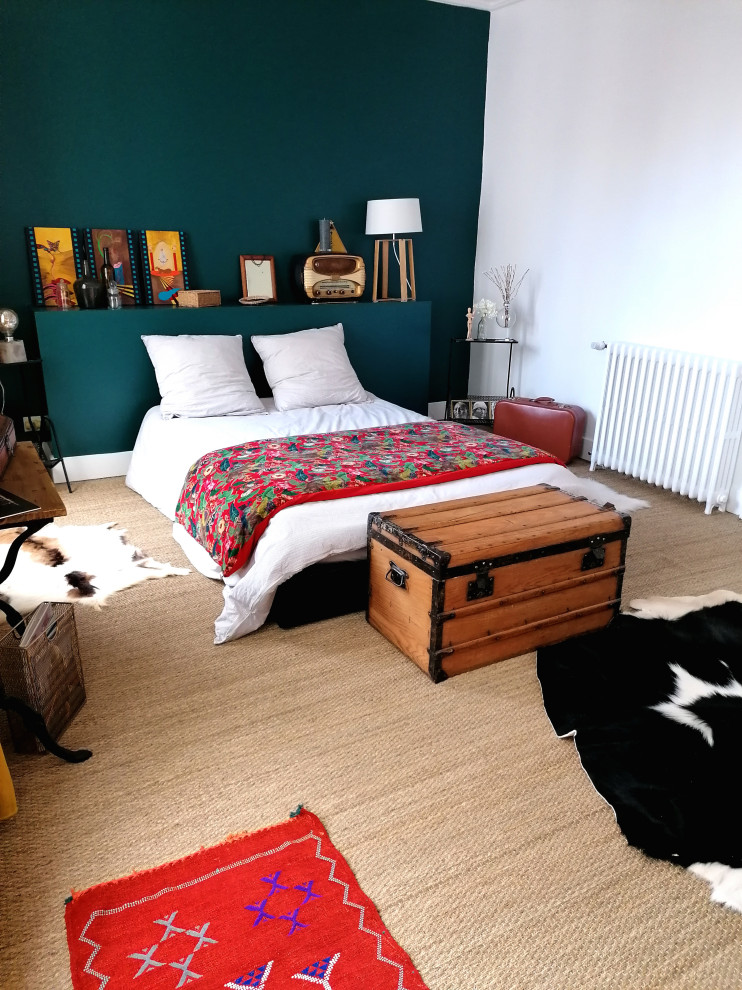 Modelo de habitación de invitados ecléctica grande sin chimenea con paredes verdes y suelo beige