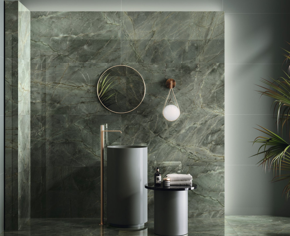 Ispirazione per una grande stanza da bagno design con piastrelle verdi, piastrelle di marmo, pareti grigie, pavimento in marmo, pavimento verde e un lavabo
