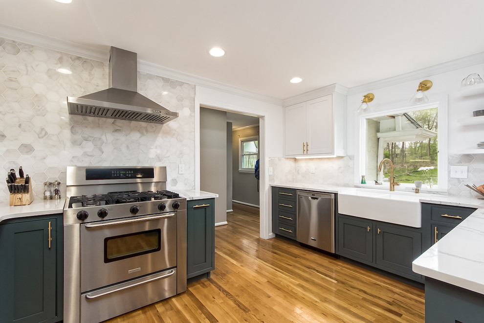 Example of a transitional kitchen design in Columbus