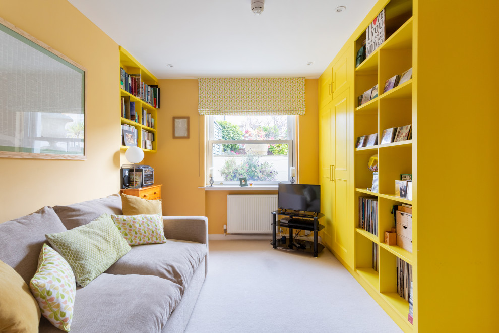 Foto di una camera degli ospiti minimal di medie dimensioni con pareti gialle, moquette, nessun camino e pavimento beige