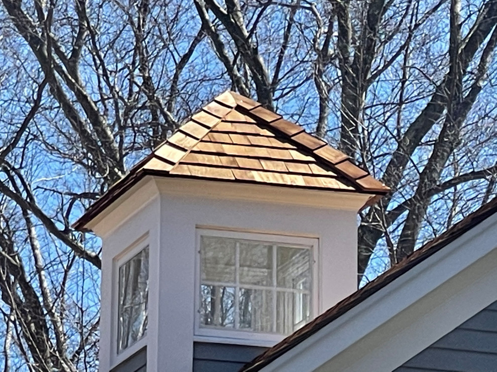 Imagen de fachada de casa gris y roja tradicional extra grande de tres plantas con revestimiento de madera, tejado a dos aguas, tejado de teja de madera y tablilla