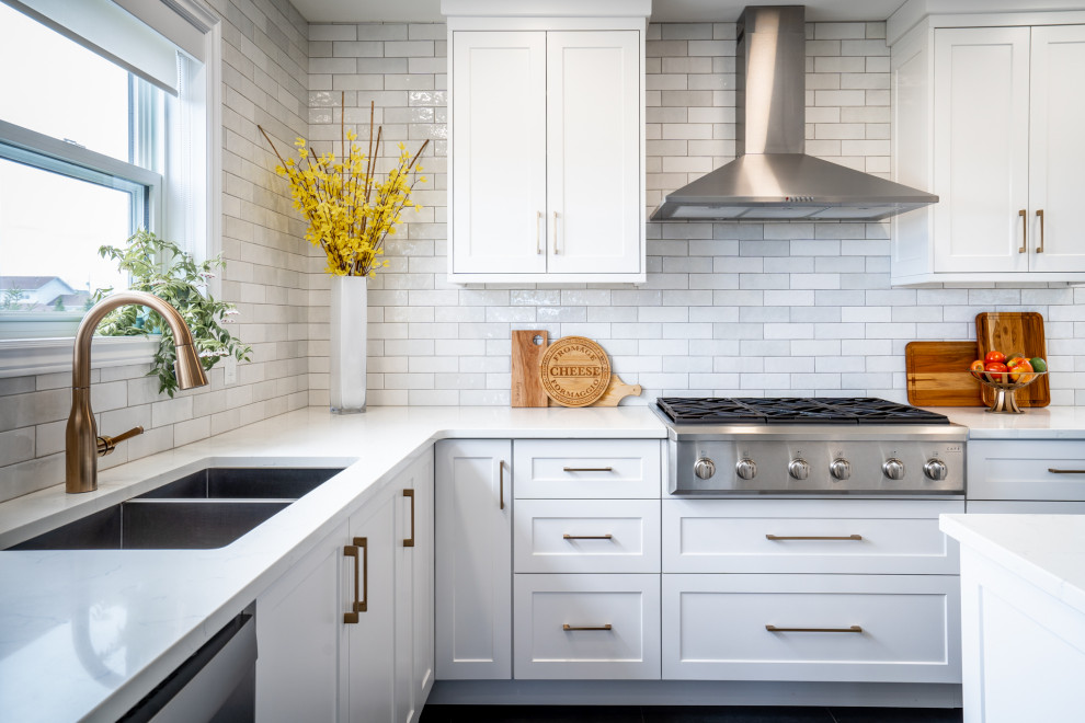 Eat-in kitchen - mid-sized transitional l-shaped ceramic tile and gray floor eat-in kitchen idea with an undermount sink, white cabinets, quartz countertops, white backsplash, ceramic backsplash, stainless steel appliances, an island and white countertops