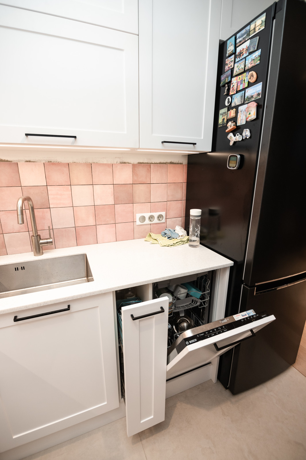 Белая небольшая кухня в стиле неоклассика