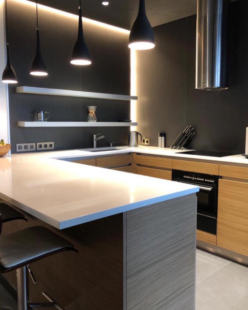 П-образная кухня с фасадами из шпона в Санкт-Петербурге