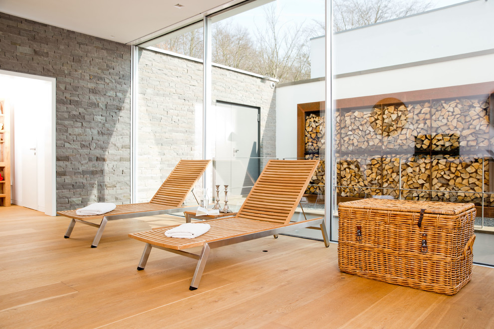 Großer Moderner Wintergarten mit hellem Holzboden und normaler Decke in Köln