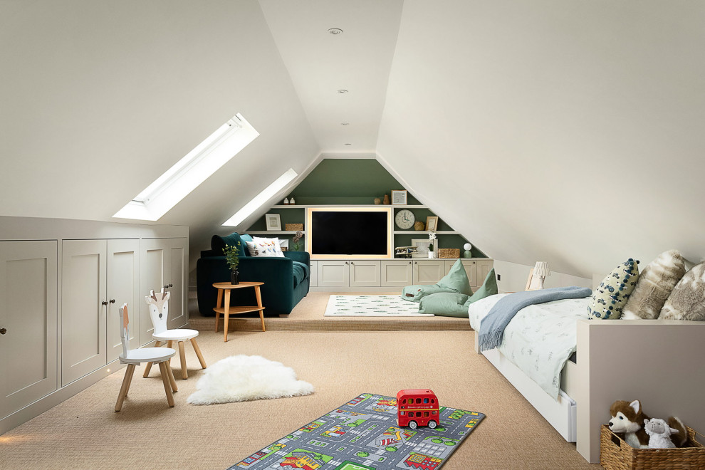 Пример оригинального дизайна: большая двухуровневая комната для игр в современном стиле с зелеными стенами, ковровым покрытием, мультимедийным центром и бежевым полом