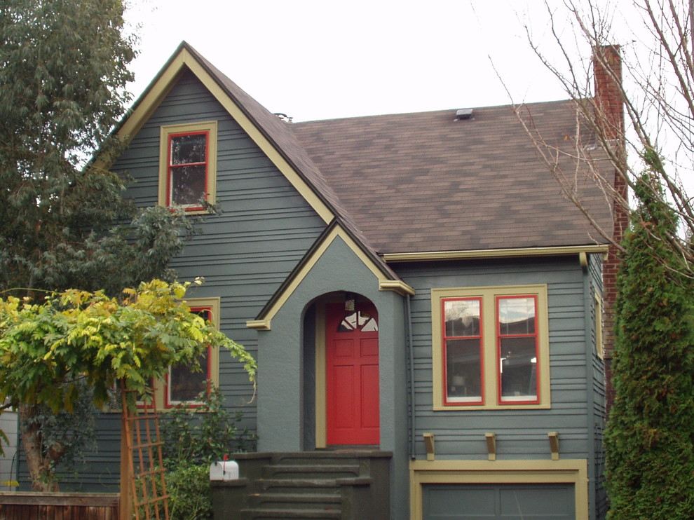 Inspiration for a mid-sized traditional two-storey blue exterior in Seattle with mixed siding.